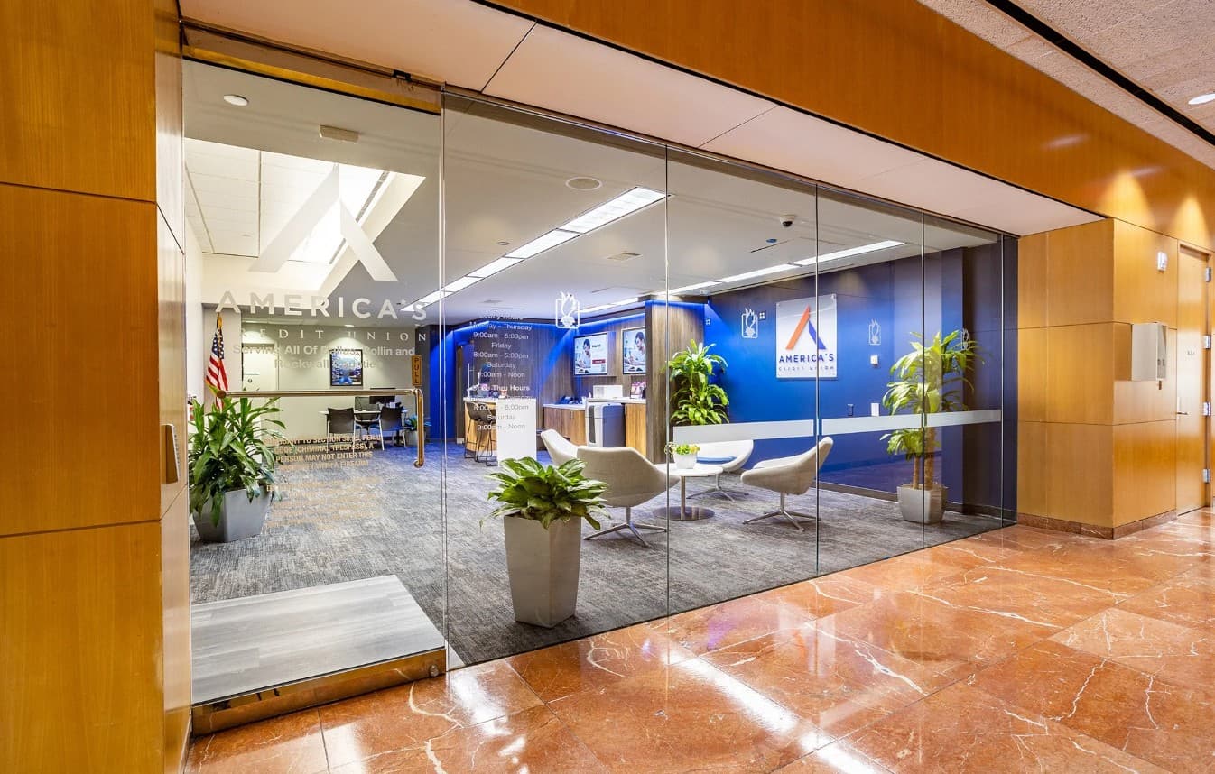 Bank & Credit Union Lobby Screens: Trust-Building Content That Works Bank & Credit Union Lobby Screens: Trust-Building Content That Works
