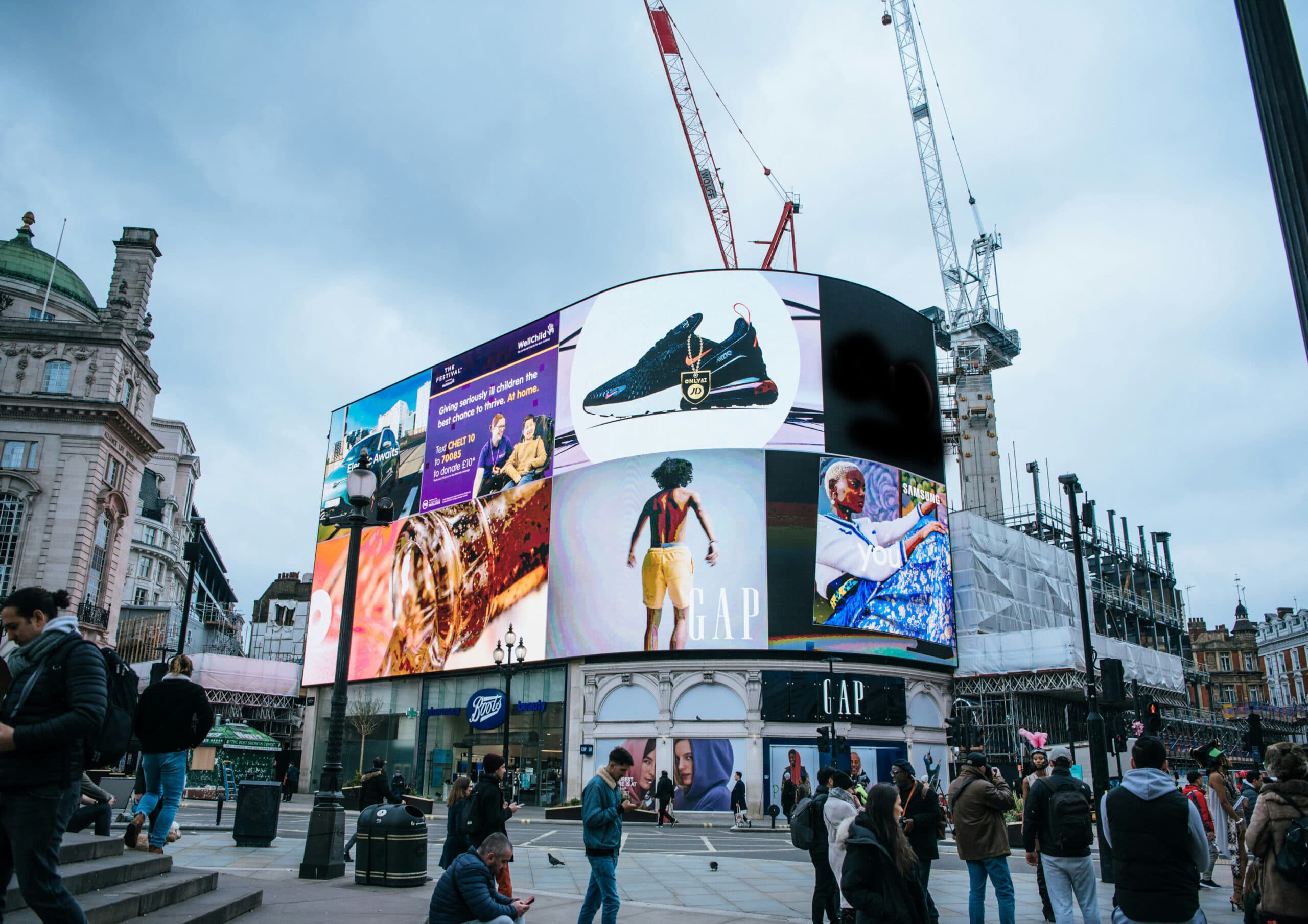 Big Brand Feel Without the Big Brand Hassle: Digital Signage Made Simple Big Brand Feel Without the Big Brand Hassle: Digital Signage Made Simple